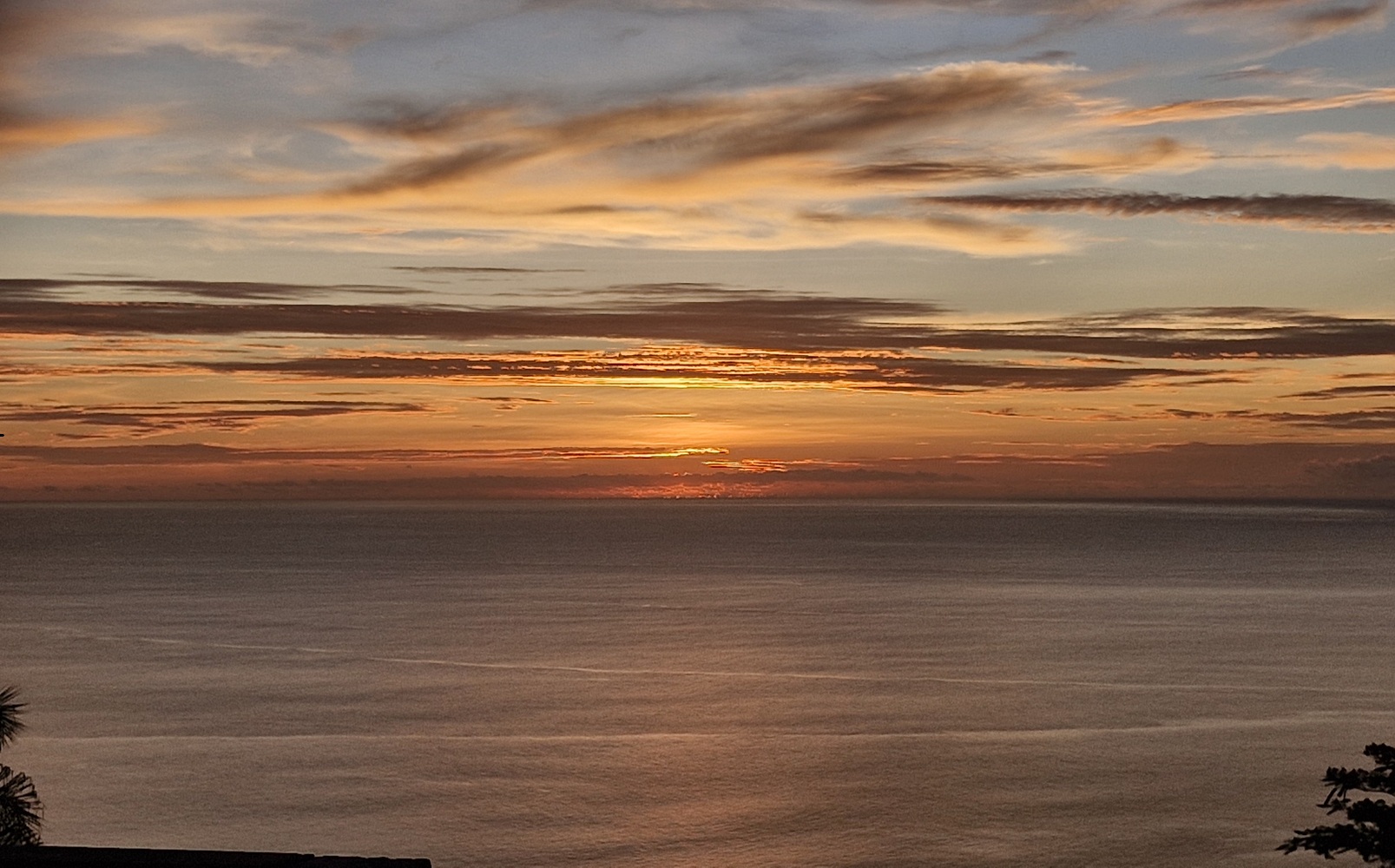 Coucher de soleil sur le lagon à Tahiti