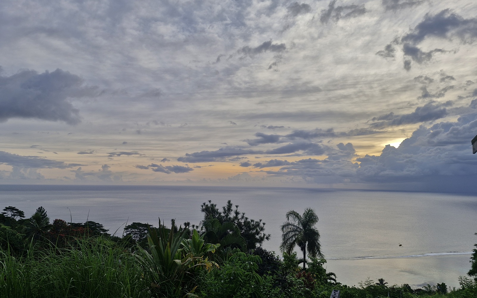 Vue lagon depuis hébergement romantique à Tahiti